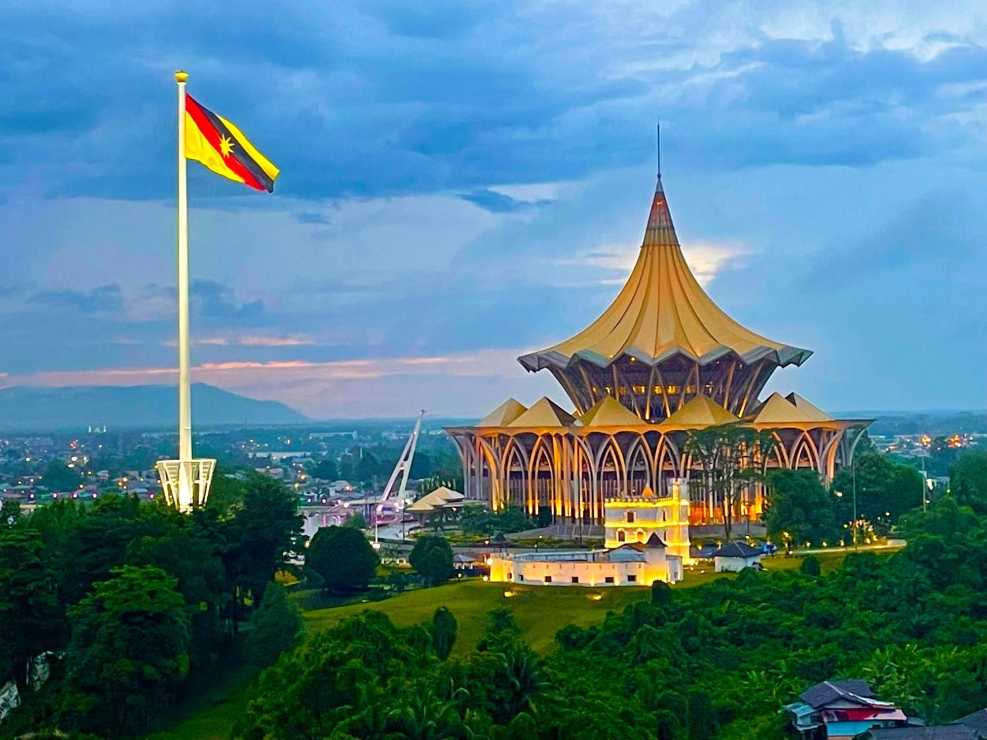 Kuching City Center Riverbank Suites With Marvelous River View ภายนอก รูปภาพ