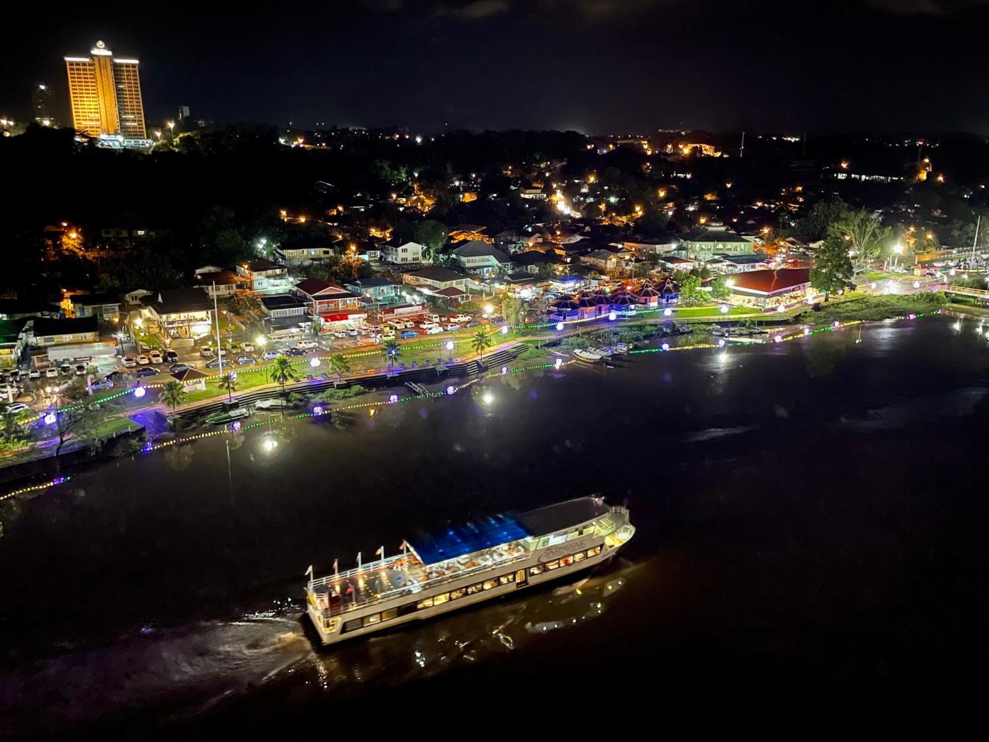 Kuching City Center Riverbank Suites With Marvelous River View ภายนอก รูปภาพ
