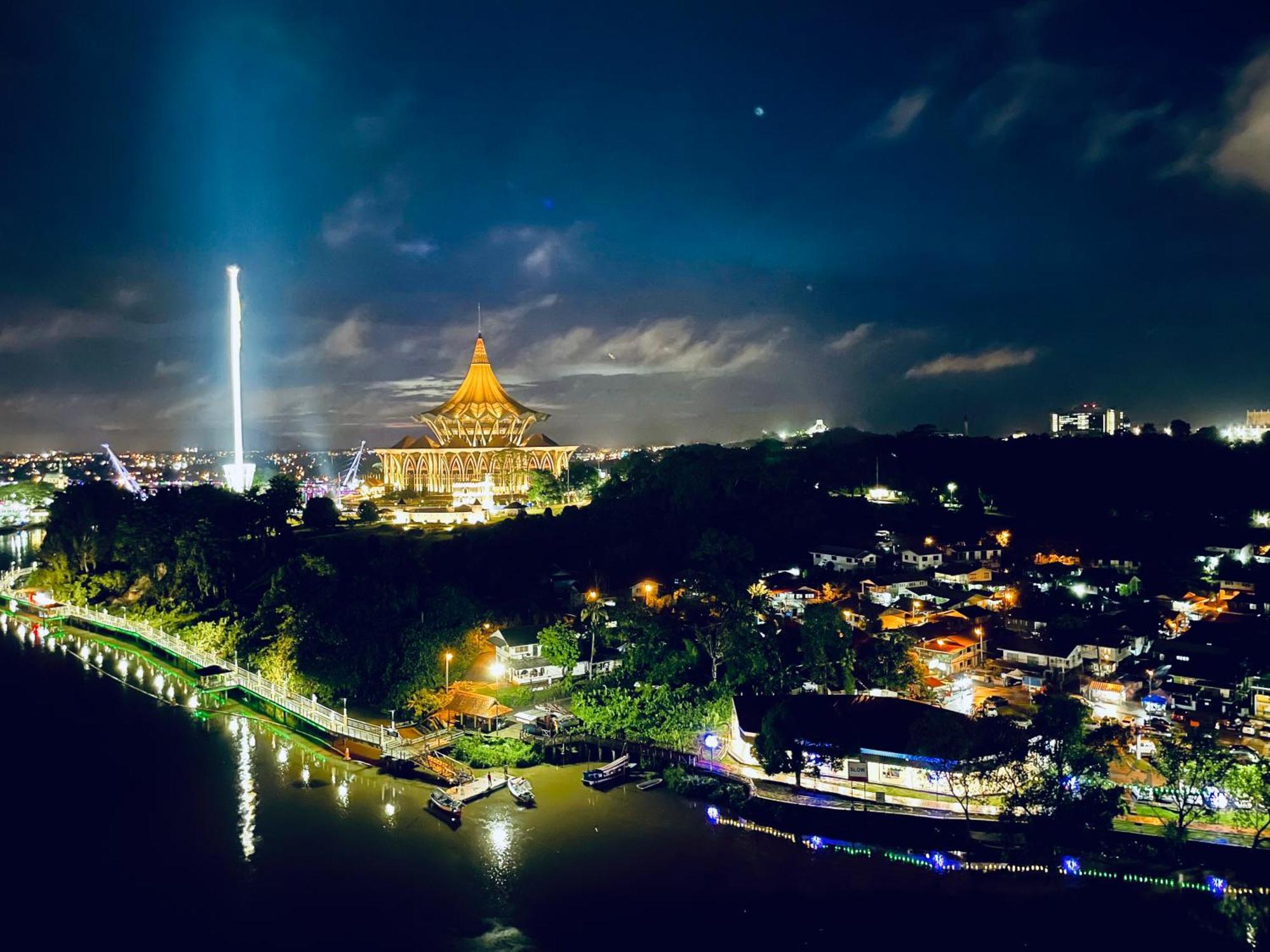 Kuching City Center Riverbank Suites With Marvelous River View ภายนอก รูปภาพ