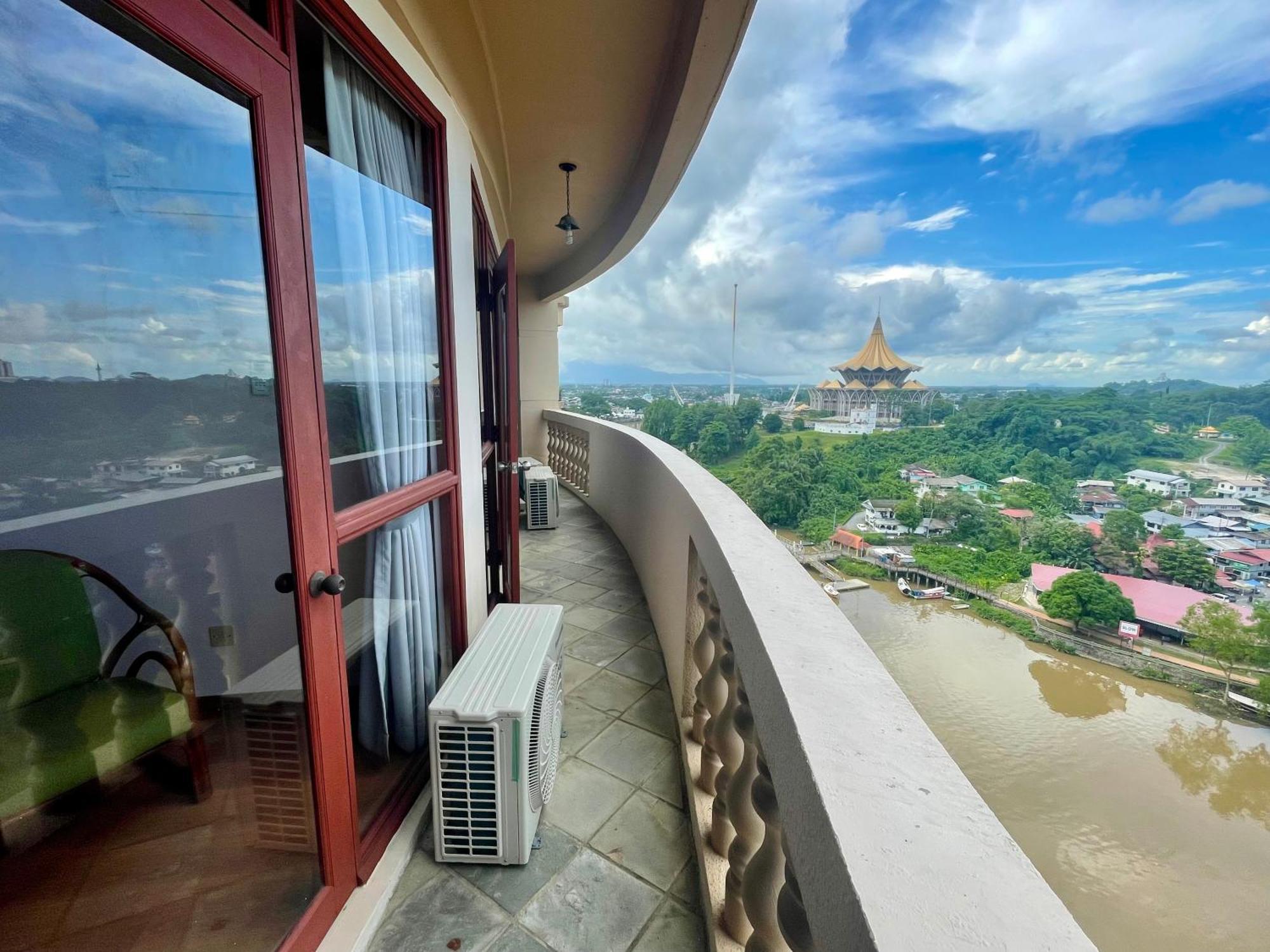 Kuching City Center Riverbank Suites With Marvelous River View ภายนอก รูปภาพ