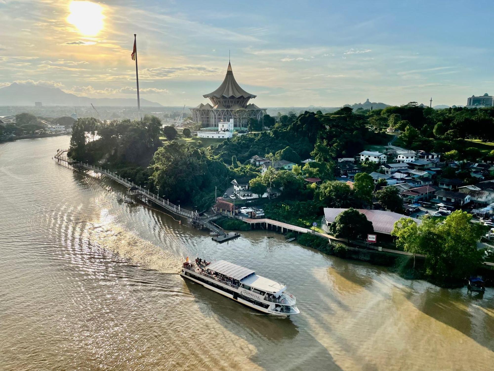 Kuching City Center Riverbank Suites With Marvelous River View ภายนอก รูปภาพ