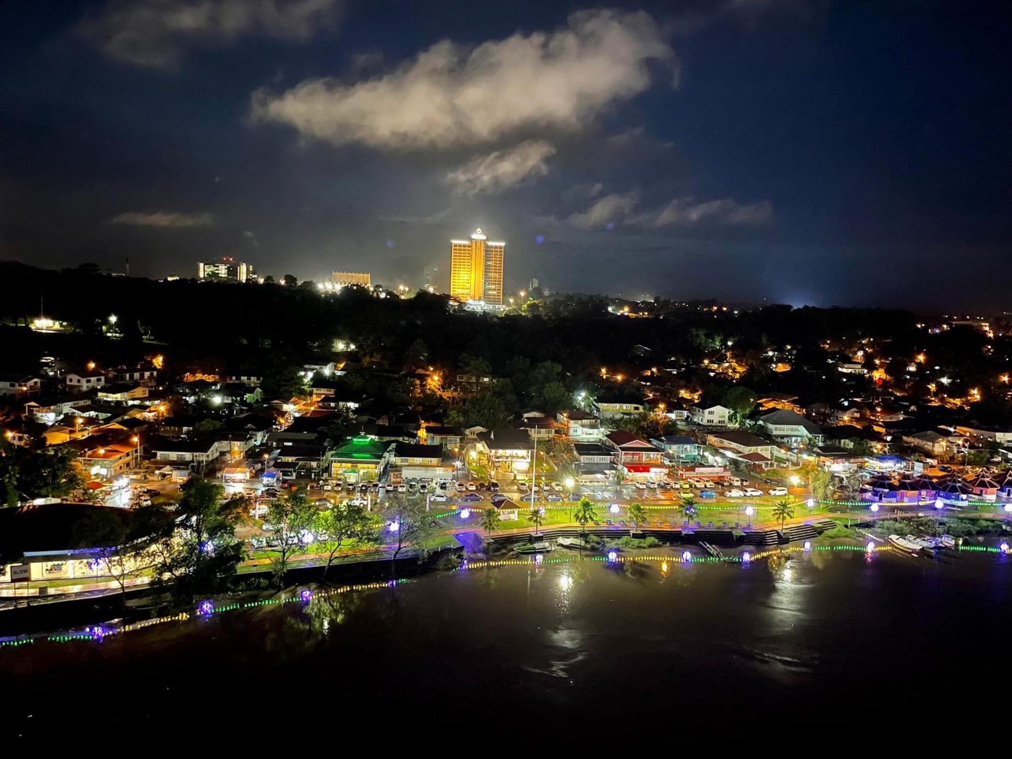 Kuching City Center Riverbank Suites With Marvelous River View ภายนอก รูปภาพ