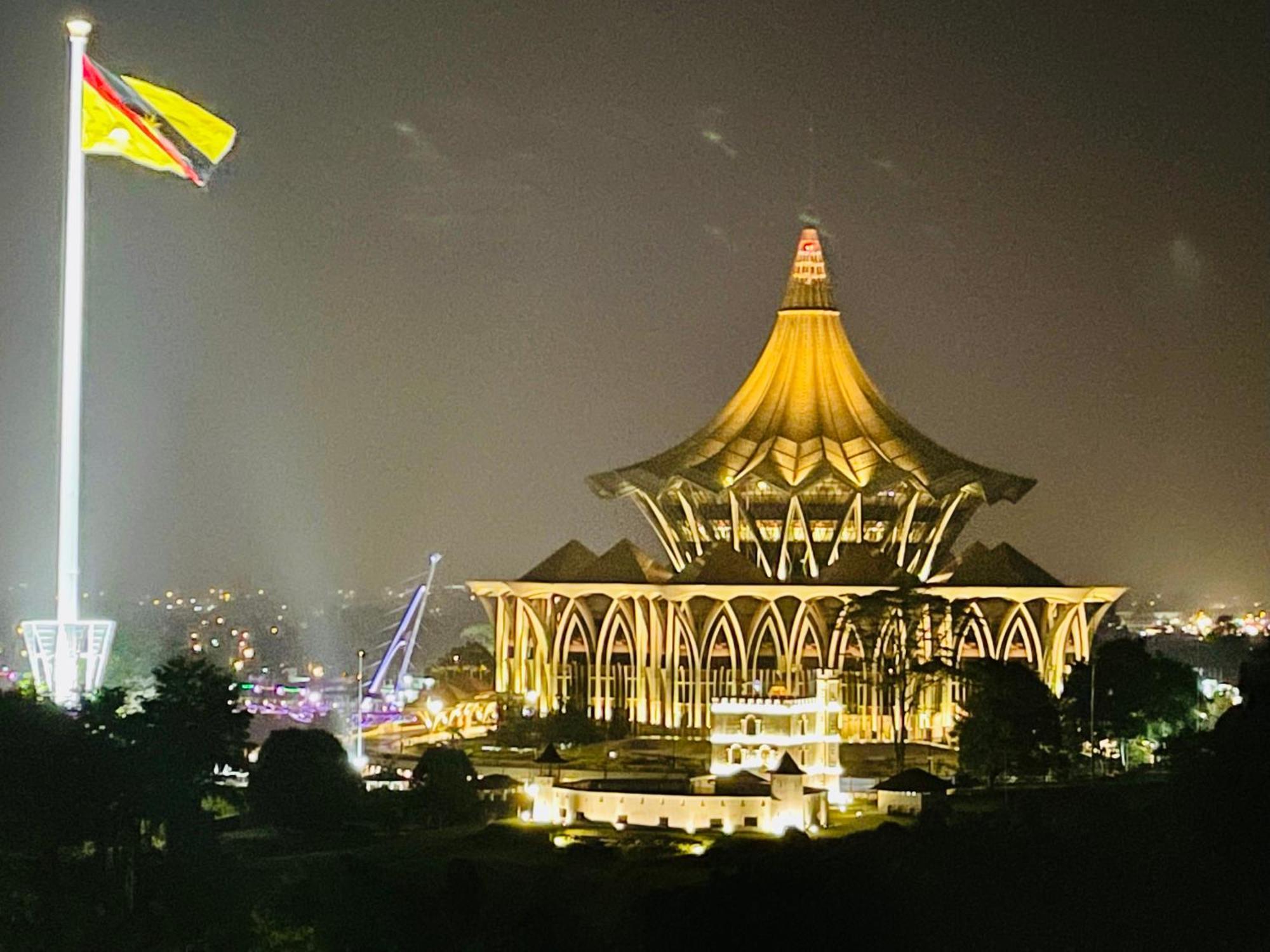 Kuching City Center Riverbank Suites With Marvelous River View ภายนอก รูปภาพ