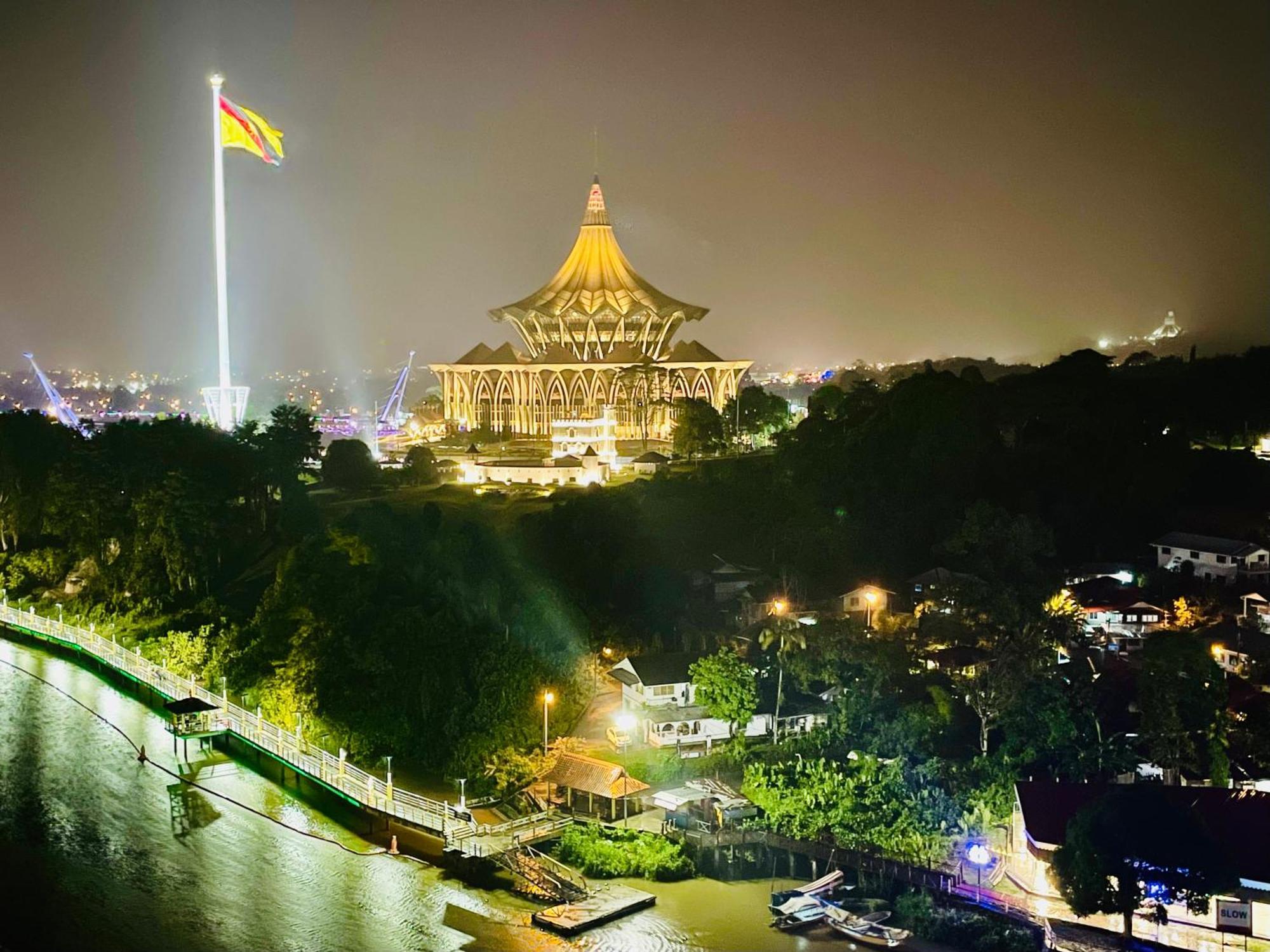 Kuching City Center Riverbank Suites With Marvelous River View ภายนอก รูปภาพ