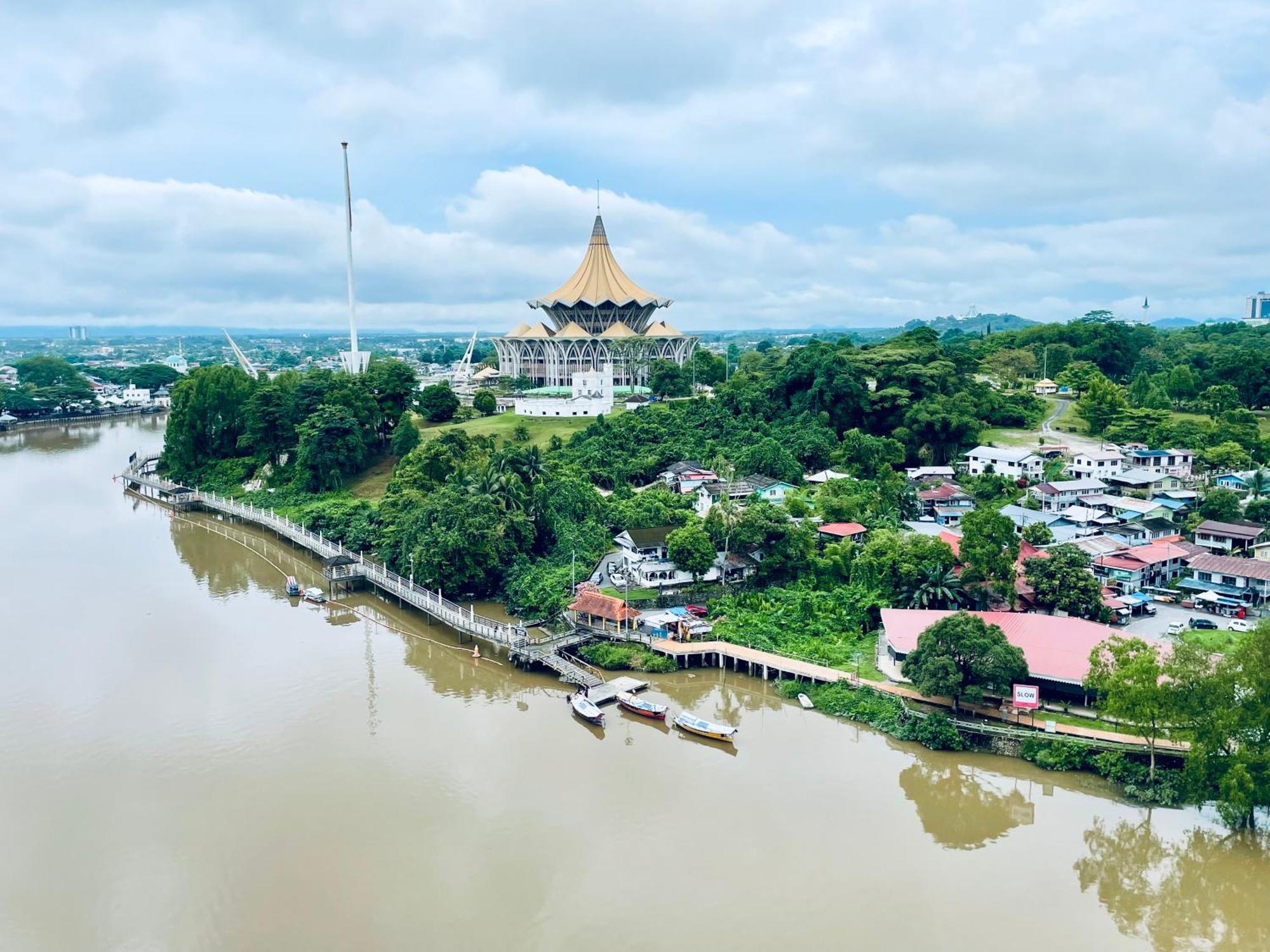 Kuching City Center Riverbank Suites With Marvelous River View ภายนอก รูปภาพ
