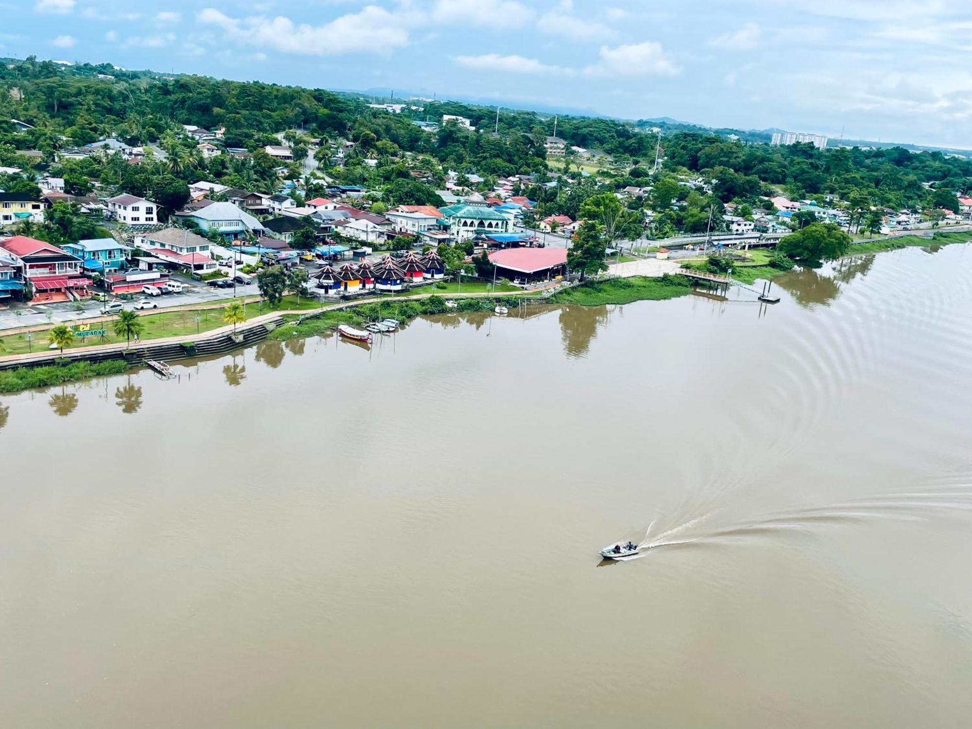 Kuching City Center Riverbank Suites With Marvelous River View ภายนอก รูปภาพ