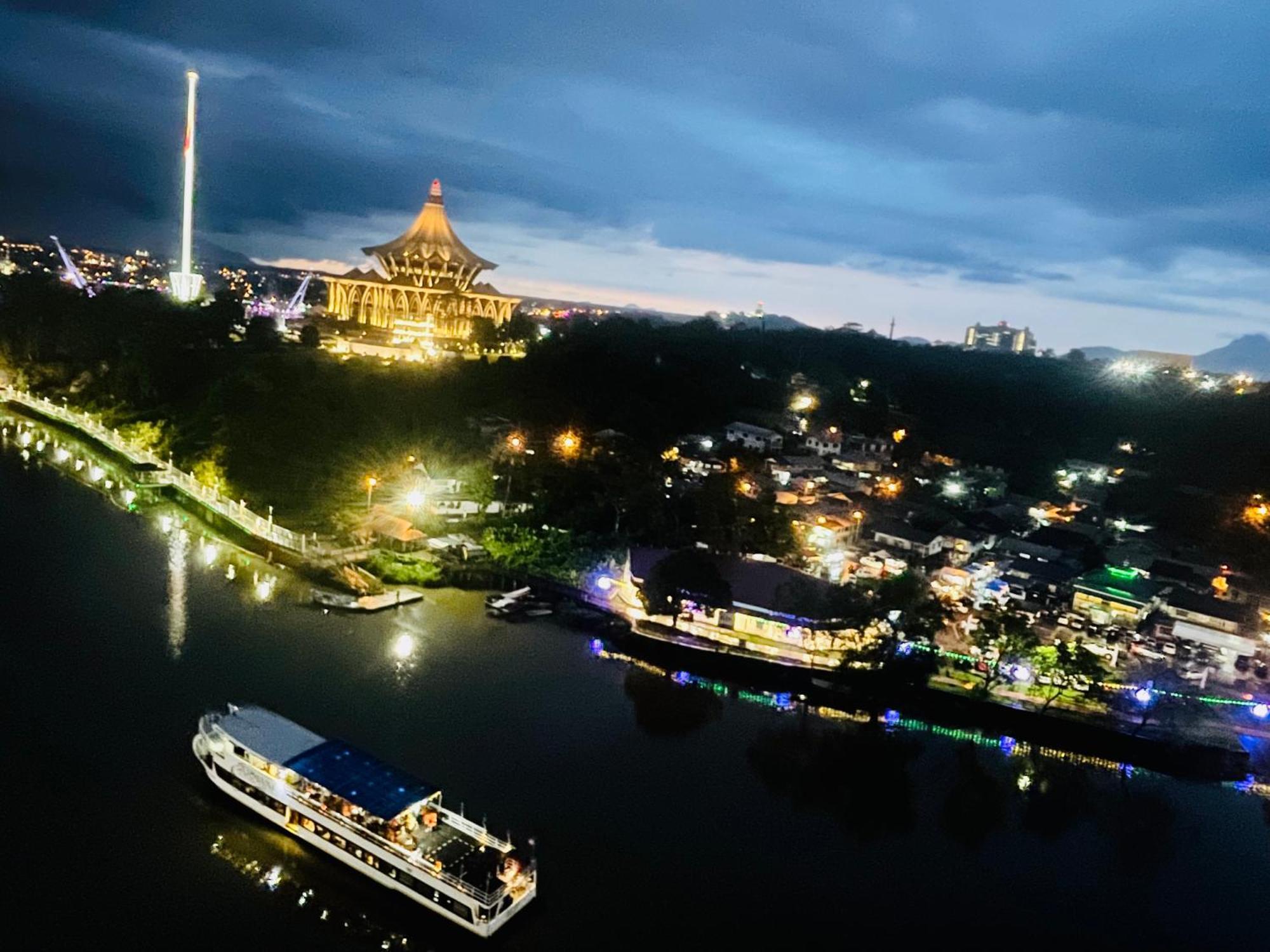 Kuching City Center Riverbank Suites With Marvelous River View ภายนอก รูปภาพ